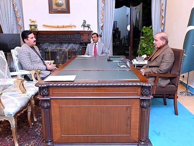 Read more about the article وزیراعظم اور گورنر خیبرپختونخوا کی ملاقات، حکومت کی گورنر راج کی تردید
